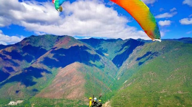 极地探游玉龙雪山滑翔伞飞行营地