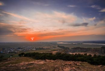 【沈阳+七星山+稻梦空间+亲子+休闲+一日游】【1. 登山徒步好去处 山不高且路况良好，适合家庭或初级登山者，登顶可俯瞰辽河平原。】