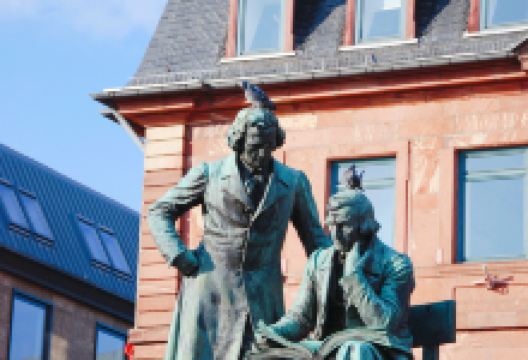格林兄弟纪念雕像景点图片