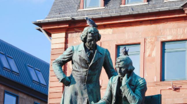 格林兄弟纪念雕像