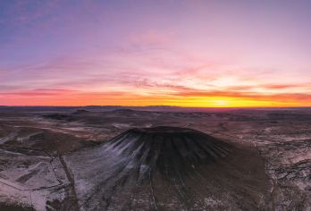 乌兰哈达火山地质公园一日游【探索火山奥秘，感受自然壮美】【乌兰哈达火山群为摄影喜欢者提供了丰富的素材。穿上宇航服在火山前拍照，仿佛置身火星，充满了灵幻感】