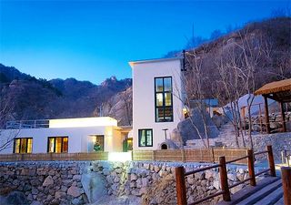 北京怀柔雁栖湖纳岚庭民宿，依山而建且巨石林立，号称北京的“莫干山”