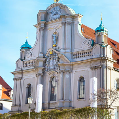 德国慕尼黑圣母教堂+德意志博物馆+布兰德霍斯特博物馆+宝马博物馆+英国花园一日游