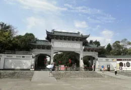 2-Day Hong'an Tour: Tiantai Mountain Scenic Area, Hong'an Martyrs Cemetery's revolutionary spirit
