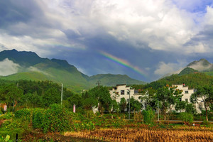 江山站游记图文-雨后的浮盖山天空出现了罕见的景象，风雨之后见彩虹，太震撼了！
