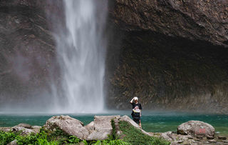 雁荡山大龙湫太神奇，同一山峰变幻各种形态，瀑布如白龙一般神骏