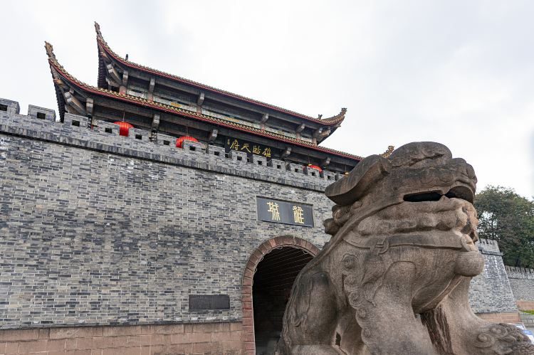 **广汉-雒城遗址旅行攻略** 一、引言 广汉，位于四川盆地中部，是一座历史悠久的城市。雒城遗址