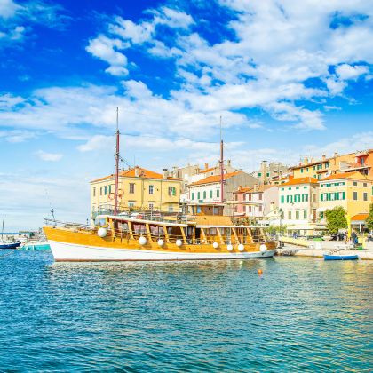 克罗地亚萨格勒布+罗维尼+奥帕蒂亚+普利特维采湖群国家公园+特罗吉尔+杜布罗夫尼克+斯普利特9日8晚私家团