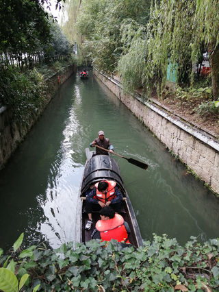 在绍兴沈园前的桥上，看乌篷船摇过，思绪万千