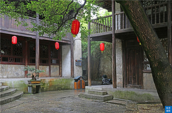 贵州安顺有一座天龙学堂，百年前村里财主捐助，学费只收3毛钱