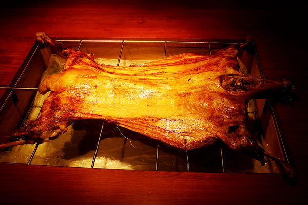 厦门吃羊肉好去处，50天的宁夏盐池滩羊，可烤可炖超嫩无膻味