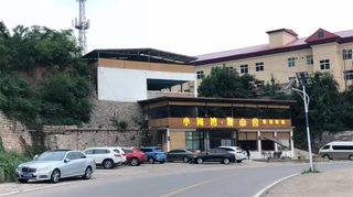 北京怀柔九渡河小河湾观山舍餐饮民宿,出门便是一条小河,清晨醒来云雾缭绕