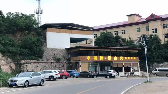 北京怀柔九渡河小河湾观山舍餐饮民宿，出门便是一条小河，清晨醒来云雾缭绕