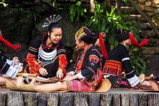 黎族勾绣，行走在经纬线上的创意