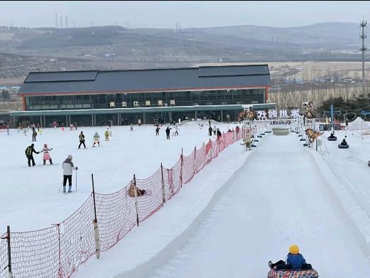 马蹄山亲子雪乐园