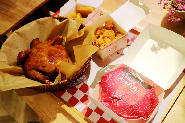 中国汉堡什么样？面包胚现擀现烤，中华烧鸡、北京烤鸭做馅，好吃不好吃