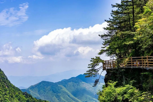 这个七夕,一起相约明月山,和最爱的人携手漫游吧。