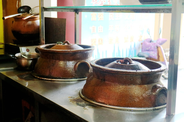 厦门陋巷藏美食，两口20年超大土砂锅，煮出古早味四物番鸭面线