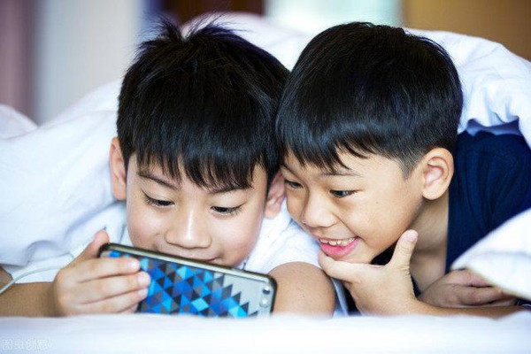 无疆牧场：孩子沉迷手机里的“垃圾快乐，怎么办才好？