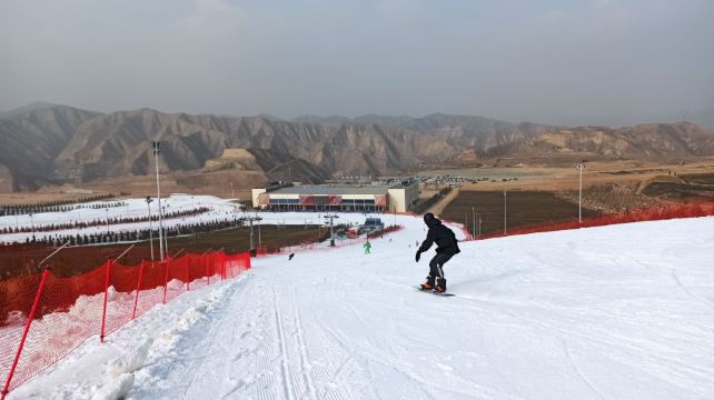 龙山国际滑雪场
