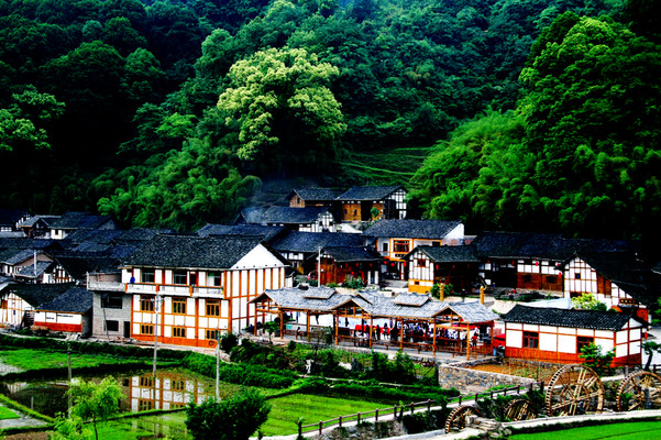 乡游黔中 · 乌当区 新堡布依族乡 | 温泉、摘草莓、吃农家饭，过一个自在周末