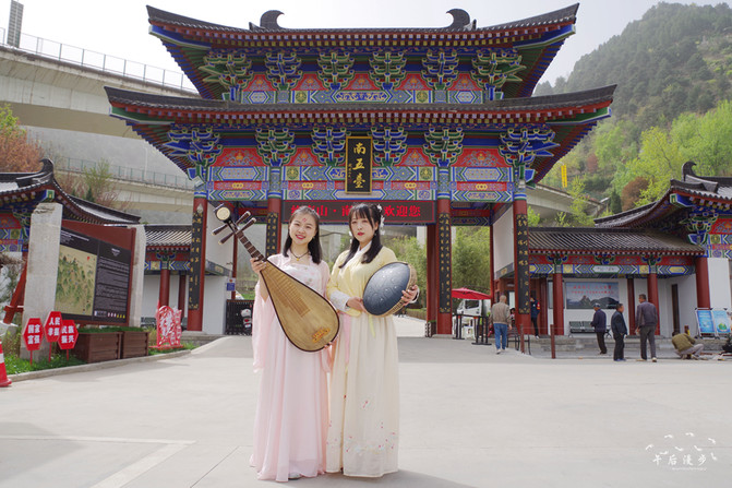 悠悠樂聲繞響南五台 春天的畫筆給五台山繪出一道道的美景。