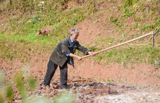 探访乡村留守老人：重庆77岁的李仲伦，独女远嫁，长期孤独度日