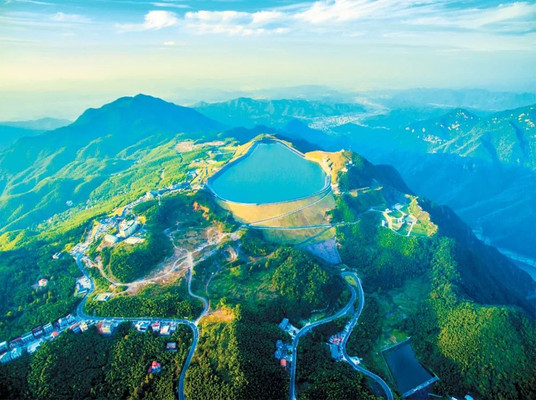 安吉云松营地|参天松林里的一线水景星球房,这个秘境森林营地早该火了
