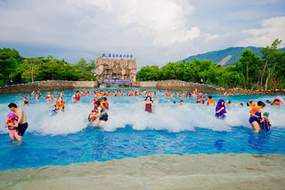 清远|3米高巨浪冰川海啸冲浪池,清凉夏日,爽翻了