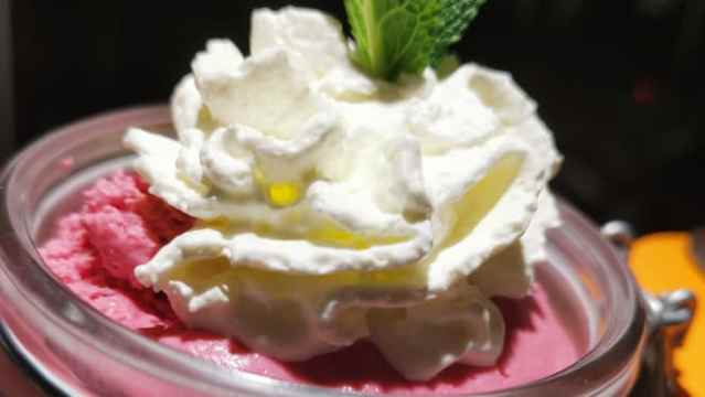 Haut Comme Trois Pommes