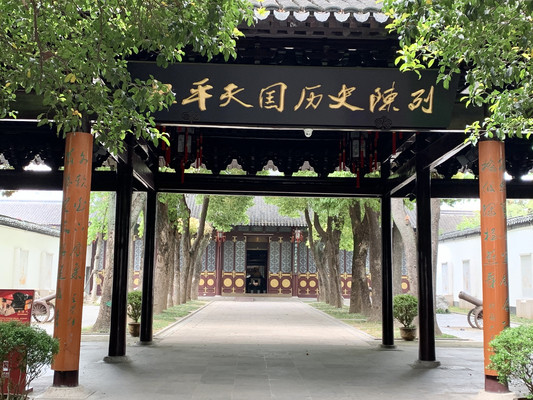 六朝金粉地，几许帝王家，寻觅秦淮河，不见十三钗
