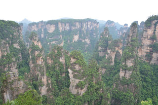 张家界海拔1500 游人穿行如平地