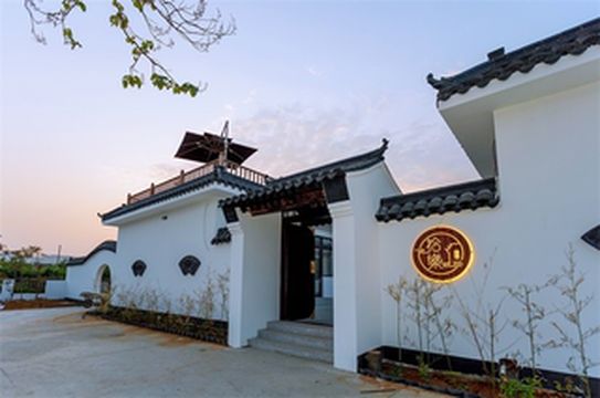 蓟县盘山拾樂民宿,三面果园环绕,中式徽派建筑小桥流水桃源家!