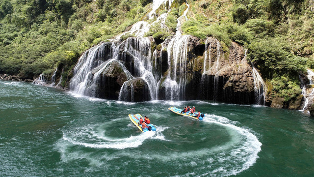 张家界的水最美不过茅岩河,享有“百米画廊”天下第一漂的美誉