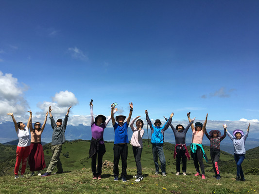 大理双廊木香坪之旅，18人在草甸悠闲赏花，景美人更美！（建议转发分享）
