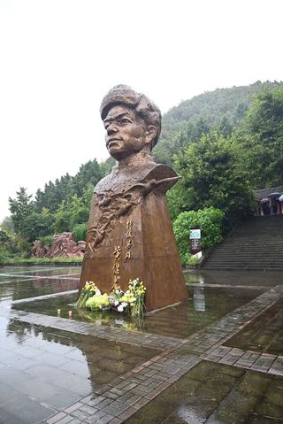 只有铭记历史，才是对英雄最好的尊重。