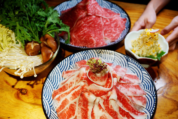 煎熟的牛肉蘸生蛋液吃，这家日料店把寿喜锅玩出新花样