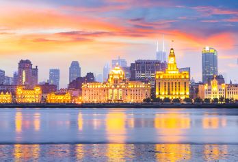 夜游游船一日游【乘游船穿越浦江黄金水道，在波涛摇晃中赏两岸万国建筑】