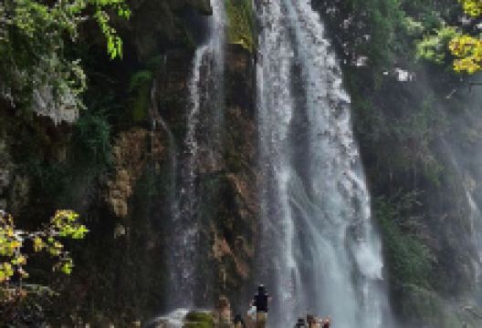 云南堡瀑布景点图片