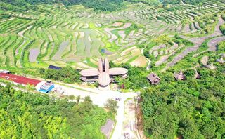 宁波四处大雷山，梯田风光更胜，造型别致的山庄荒废