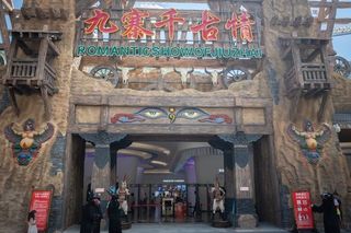 一座活着的藏羌古城，一个富有神秘色彩的九寨传说，带你走进一场奇幻的穿越之旅