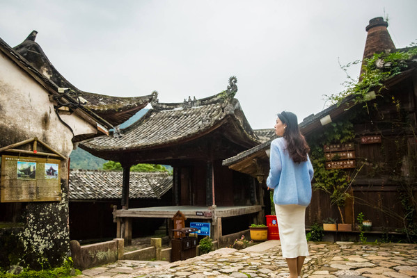 移民成了古村,黏土建了碗窑,瀑布圈了风景,碗窑古村要出圈