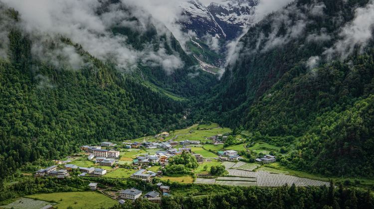 7D6N · Group Tours · Yunnan: Lijiang + Shangri-La + Yubeng Village + Ice Lake + Yubeng God Waterfall + Meili Snow Mountain National Park