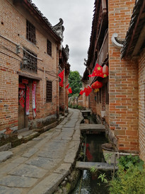 富川游记图片] 深深的巷道、发亮的青石板、红墙黑瓦，千年古村富川福溪村好漂亮