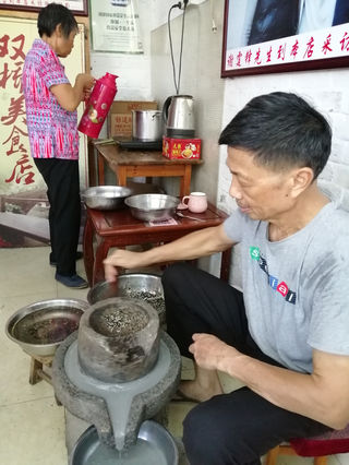 顺德逢简水乡景色宜人，特色美食更是值得一吃，比如现磨芝麻糊