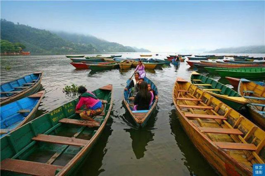 尼泊尔旅行游记：博卡拉费瓦湖是皇家度假胜地，湖光山色碧波荡漾