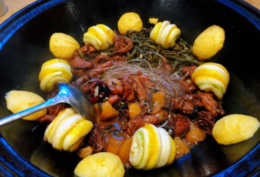 万里闯关东铁锅炖菜馆(高新旗舰店)