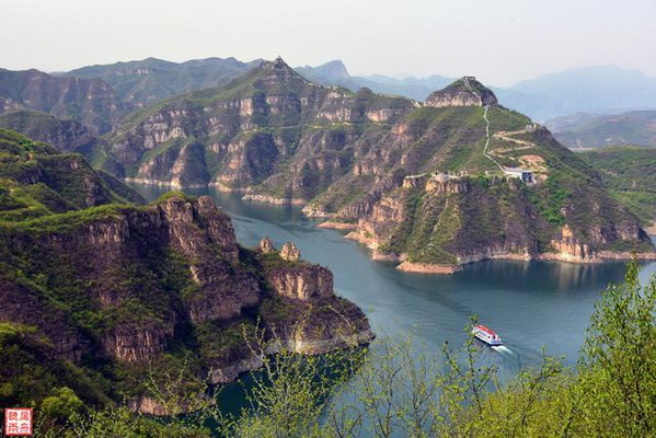 坐船游黄河三峡 登山览平湖风光