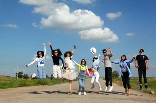 五一出游,连休五天,在水洞沟草原长城风筝舞。