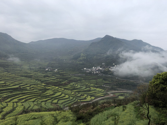 春云剡溪口，饮酒覆卮山